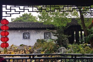 中式园林景致红灯笼点缀