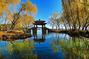 湖畔亭景秋色如画