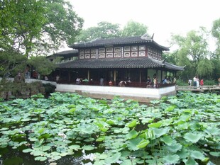 中式园林荷塘畔古建筑