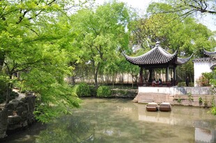 江南园林中的亭台水景