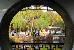 透过圆窗赏中式园林美景