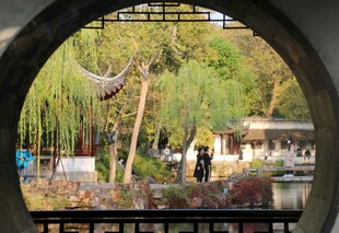 透过圆窗赏中式园林景致