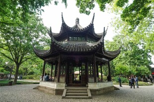 中式古典凉亭绿树环绕