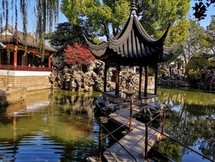 中式园林水畔亭台美景