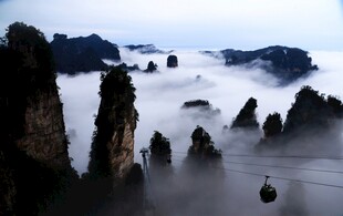 云雾缭绕的奇特山峰景观