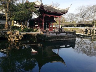 中式亭台映于碧水之上