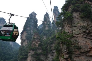 张家界索道穿梭奇峰间