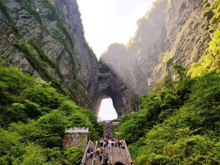 山间美景引众人漫步赏景