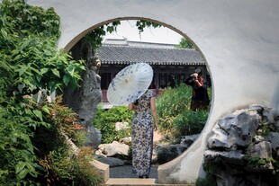 中式圆门庭院景致