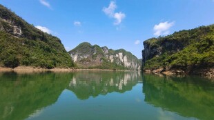 秀丽山水间的宁静湖景