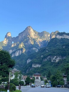 壮丽山景下的宁静村落