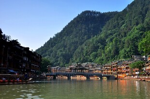 山水间的古朴村落美景