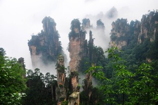 云雾缭绕的壮美奇峰景观