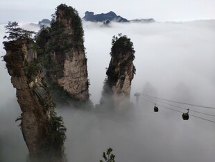 张家界奇峰间的索道美景