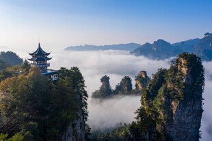 云雾缭绕中的奇峰古亭