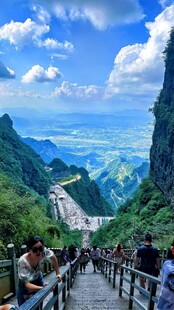 山间栈道游客赏壮丽风光