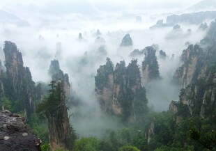 云雾缭绕的奇峰景观