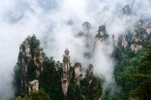 云雾缭绕的奇峰异石景观