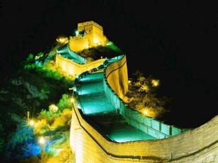 夜下长城璀璨灯火