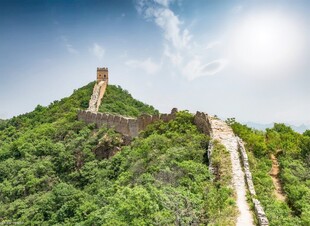青山间的雄伟长城