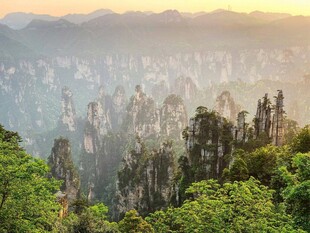 张家界奇峰云海壮丽景观