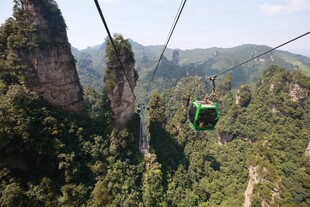张家界索道穿梭山间美景
