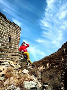 攀登长城的活力旅行者