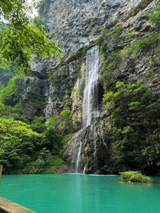 青山碧潭间的壮美瀑布