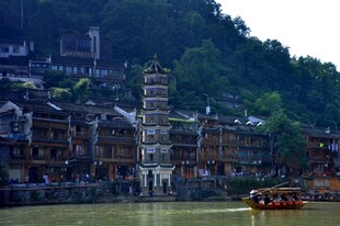 湘西凤凰古城河畔景色