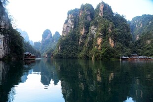 山水相映的静谧湖景