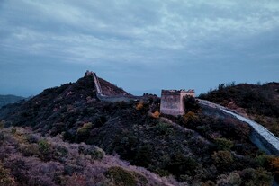 黄昏下的壮丽长城景观