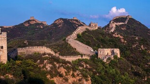 壮丽长城蜿蜒于山峦间