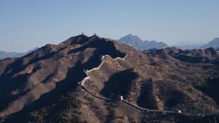 壮丽长城蜿蜒于山峦间