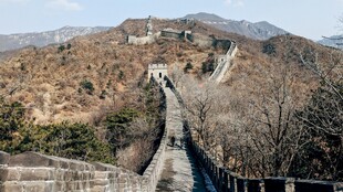 壮丽长城蜿蜒于山峦之巅