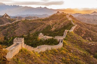 壮丽长城映于黄昏美景