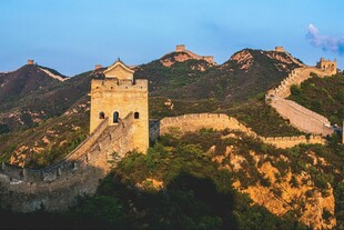 壮丽长城映于山峦之间