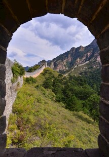长城景观透过拱门望山峦
