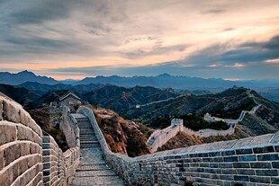 壮丽长城于山峦间蜿蜒