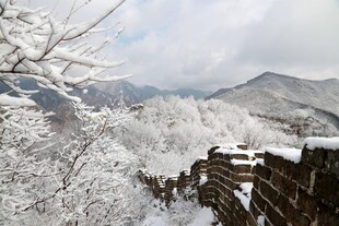 雪覆山峦的冬日美景
