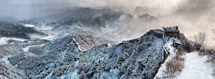 雪覆山峦美景