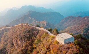 山间小屋静立壮美山色中