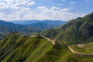 山间蜿蜒公路绿意盎然