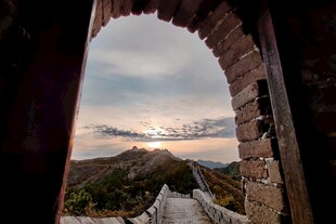 透过拱门望长城美景