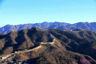 壮丽长城蜿蜒于山峦间