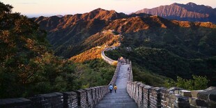 壮丽长城映于黄昏山色中