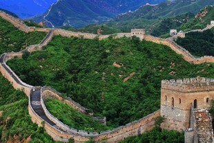 万里长城蜿蜒于青山之间