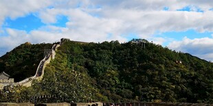 壮丽长城蜿蜒于青山之上