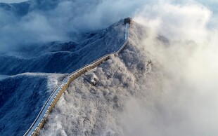 雪山云端蜿蜒公路美景