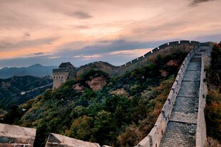 壮丽长城映黄昏美景