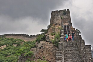 攀登雄伟险峻的古老长城